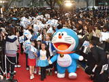อุลตร้าแมน (Ultraman) - โดราเอมอน (Doraemon) กระทบไหล่ "นายกอาเบะ" เดินพรมแดงเทศกาลหนังโตเกียว