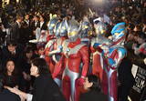 อุลตร้าแมน (Ultraman) - โดราเอมอน (Doraemon) กระทบไหล่ "นายกอาเบะ" เดินพรมแดงเทศกาลหนังโตเกียว